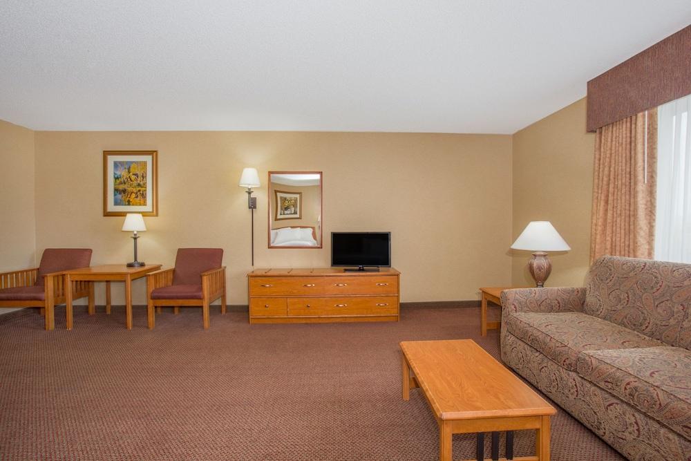 Quality Inn & Suites Wellington - Fort Collins Exterior photo